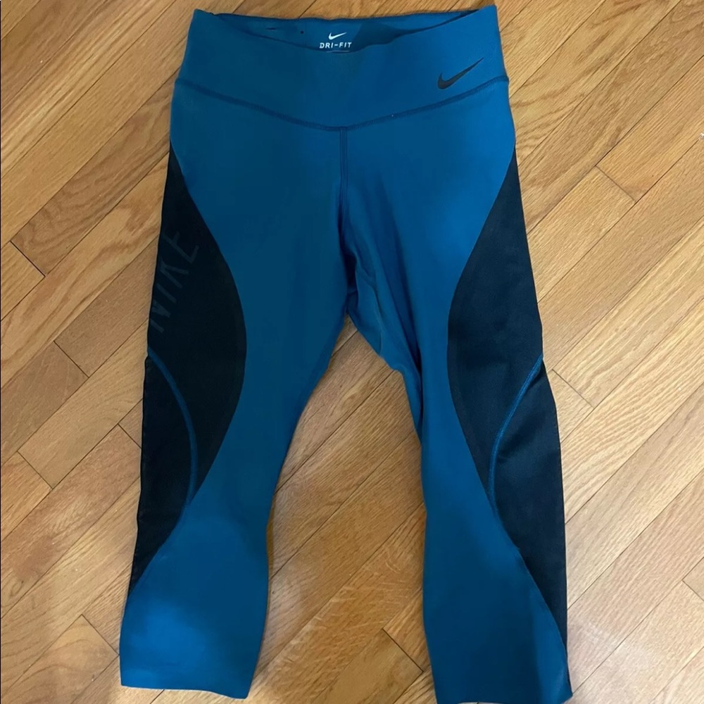 Women’s Nike Dri-Fit Capri Leggings Size Medium Blue